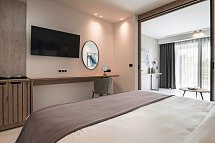 Lagomandra Beach Hotel - Wohnbeispiel Juniorsuite Deluxe Landblick (Zimmercodierung JDL)