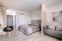 Lagomandra Beach Hotel - Wohnbeispiel Familienzimmer Deluxe Landblick (Zimmercodierung FDL)
