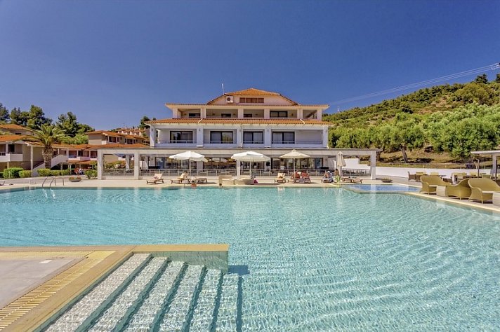 Lagomandra Beach Hotel