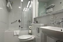 Hotel Park Makarska - Beispiel Bad Doppelzimmer Economy (Zimmercodierung DE1)