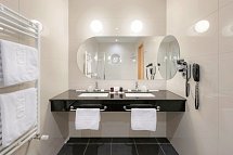 Olympia Sky - Beispiel Bad Suite Deluxe seitl. Meerblick (Zimmercodierung WDN)