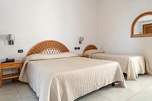 Corallo Taormina - Wohnbeispiel Dreibettzimmer Meerblick
