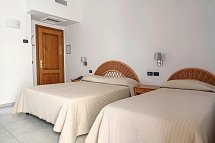 Corallo Taormina - Wohnbeispiel Dreibettzimmer Meerblick