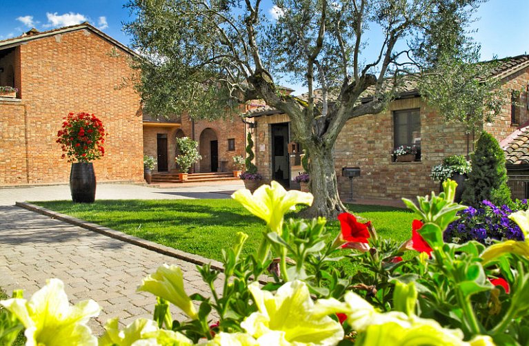 Borgo Tre Rose Hotel & Apartments