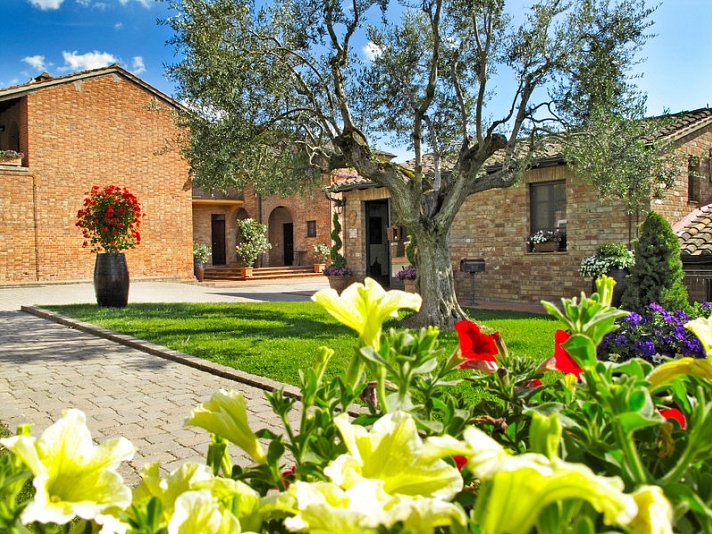 Borgo Tre Rose Hotel & Apartments