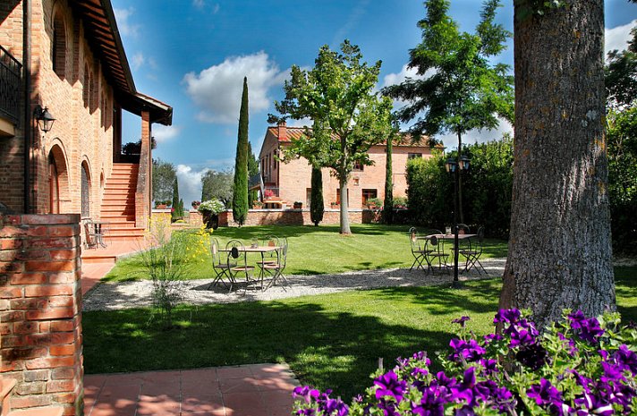 Borgo Tre Rose Hotel & Apartments