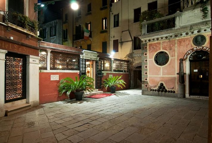 La Fenice et Des Artistes