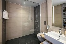 Holiday Inn - the niu, Brass Munich Olympiapark - Beispiel Bad