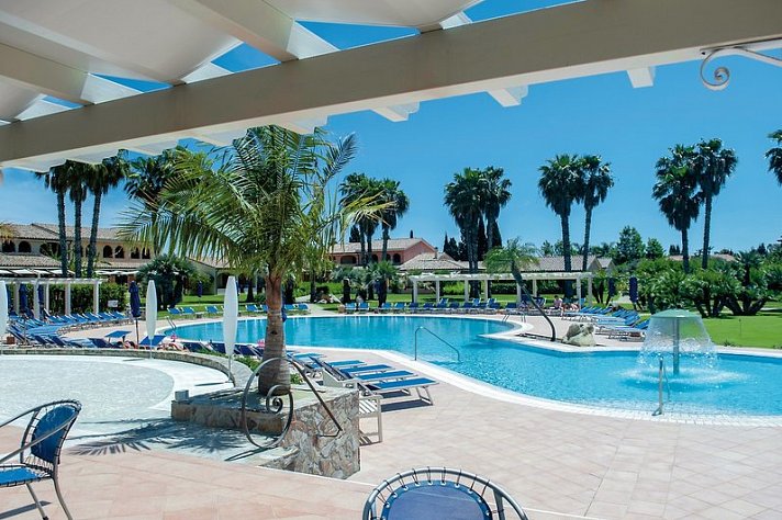 Lantana Resort Hotel & Apartments