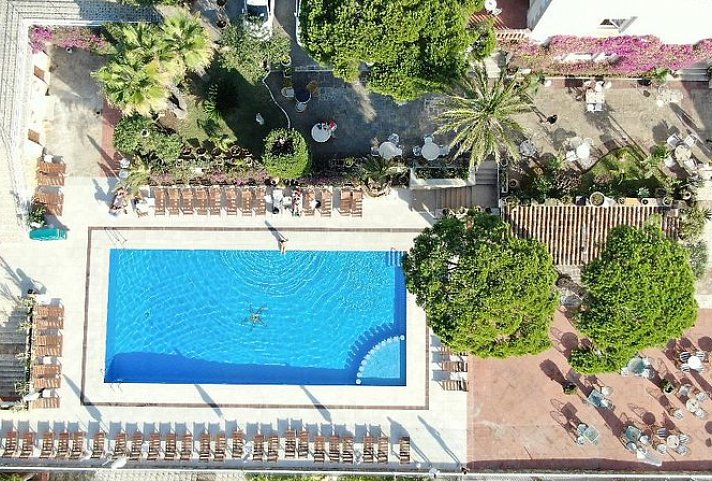 Hotel Roger De Flor By Seleqtta