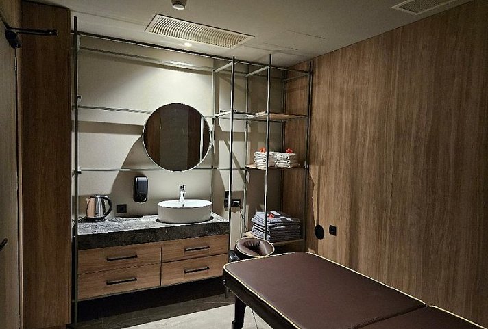Petousis Hotel & Suites