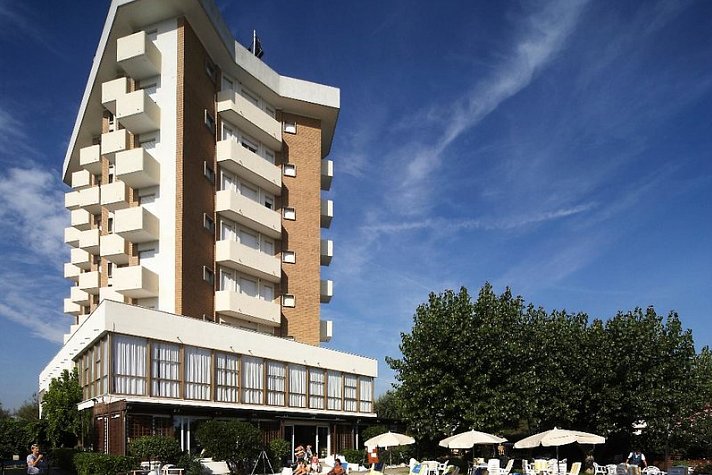 Alexandra Plaza Hotel