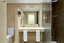 H10 Estepona Palace - Badbsp. Doppelzimmer Superior (Zimmercodierungen DP2, DS1, DS2, DSM, DS3, DRM & FB1)