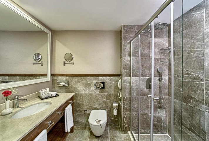 Aska Lara Resort & Spa - Beispiel Bad Doppelzimmer (Zimmercodierungen DEL, DBL, DCL, DBP & DBM)