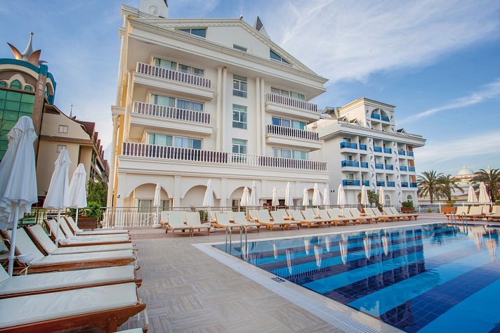 Dream World Resort & Spa