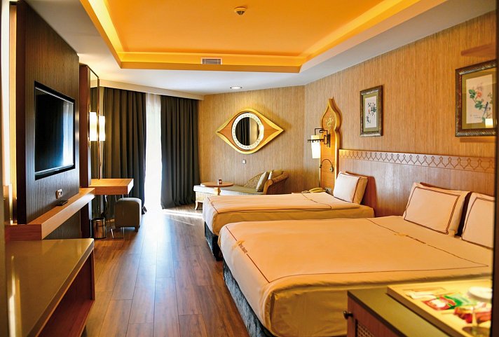 Royal Dragon Hotel - Wohnbeispiel Doppelzimmer Superior seitl. Meerblick (Zimmercodierungen DSN, DCN, DSM & DCM)