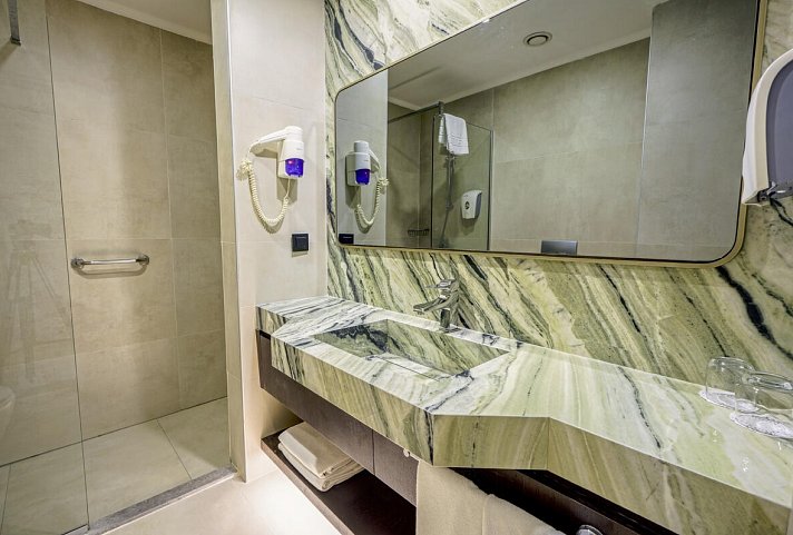Orange Palace - Beispiel Bad Doppelzimmer Economy (Zimmercodierung DE1)