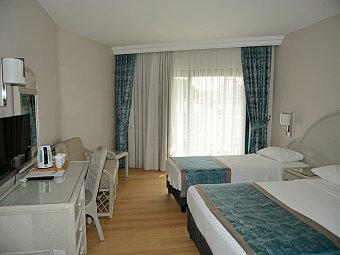 Aska Just In Beach - Wohnbeispiel Doppelzimmer seitl. Meerblick (Zimmercodierungen DBN, DCN, DBC & DCC)