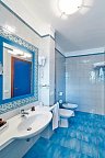 Pietrablu Resort & SPA - Wohnbeispiel Badezimmer Suite (Zimmercodierung WB1)