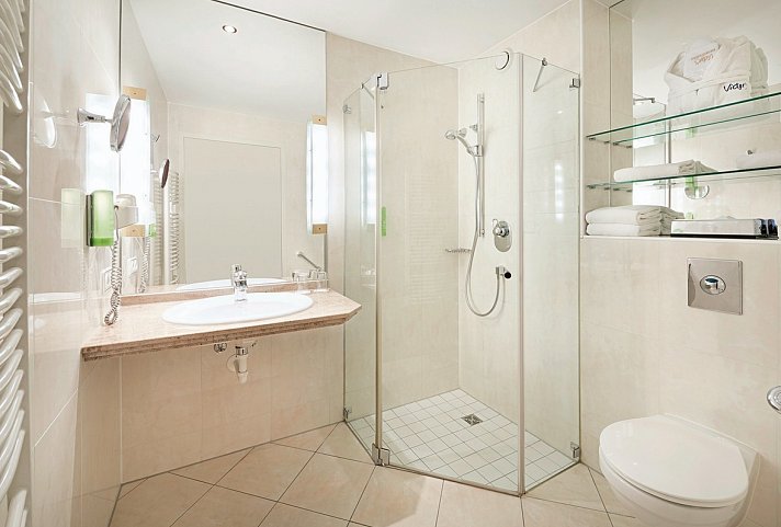 Victor's Residenz-Hotel Berlin - Beispiel Bad Doppelzimmer Komfort (Zimmercodierungen DF1 & DF2)