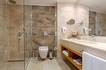 Aquasis De Luxe Resort & Spa - Beispiel Bad (Zimmercodierungen DDL, DC2, DDM, DC4, DBI, DC3, DBP, DCP, U1Q, DB1, DC5, FE1, FD1, FD2, JD1, DP1 & DC1)