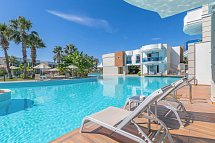 Aquasis De Luxe Resort & Spa - Beispiel Terrasse Doppelzimmer Lake House Swim Up (Zimmercodierung U1Q)