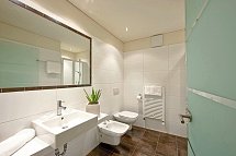 Astor Hotel - Badbeispiel Doppelzimmer Panorama (Zimmercodierung D1B)