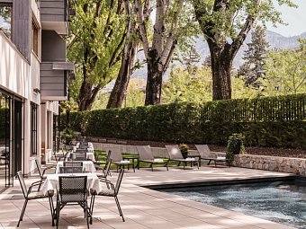 Flora Hotel & Suites