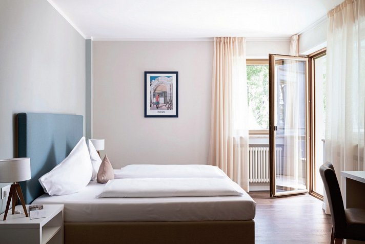 Flora Hotel & Suites