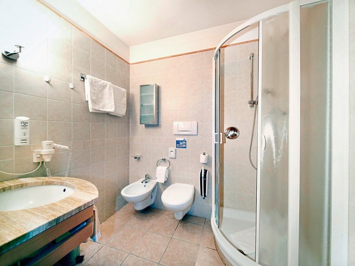 Flora Hotel & Suites