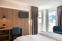 Blu Senales Family & Active Resort - Wohnbeispiel Familienzimmer mit Balkon (Zimmercodierung FB2)