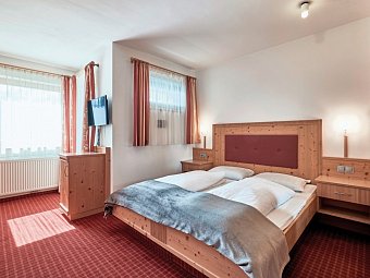 Vinumhotel Feldthurnerhof - Wohnbeispiel Doppelzimmer Dolomiten (Zimmercodierung DBB)