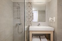Elea Beach - Badbeispiel Doppelzimmer Meerblick (Zimmercodierung D5M)