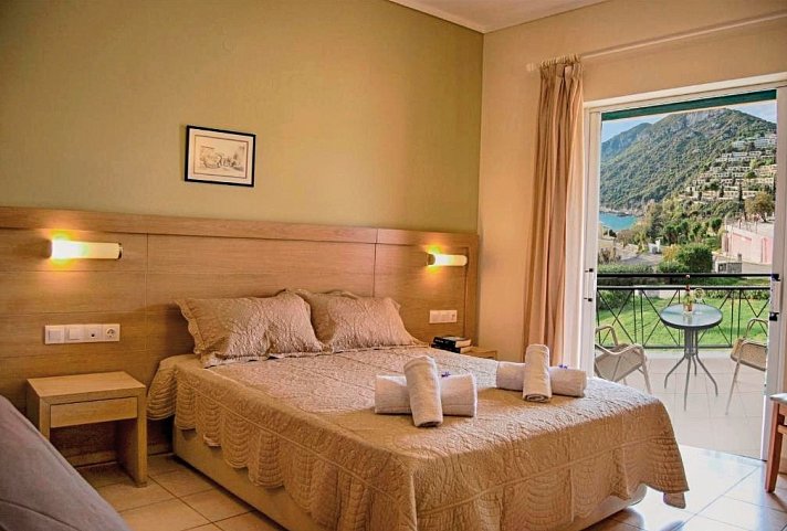 Philoxenia - Wohnbeispiel Doppelzimmer Economy seitl. Meerblick (Zimmercodierung DEN)