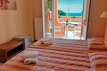 Philoxenia - Wohnbeispiel Doppelzimmer Economy seitl. Meerblick (Zimmercodierung DEN)