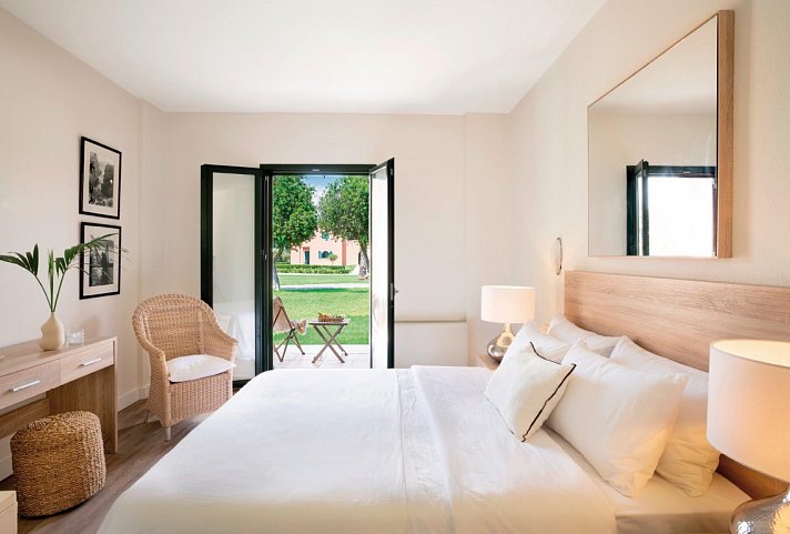 Grecotel LUXME Costa Botanica - Wohnbeispiel Bungalow Botanica Veranda (Zimmercodierung BB1)