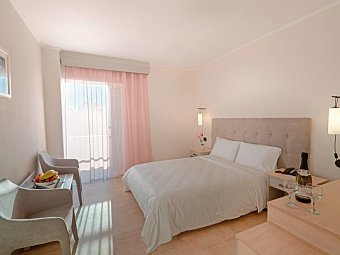 Livadi Nafsika - Wohnbeispiel Doppelzimmer Gartenblick (Zimmercodierung DBG)