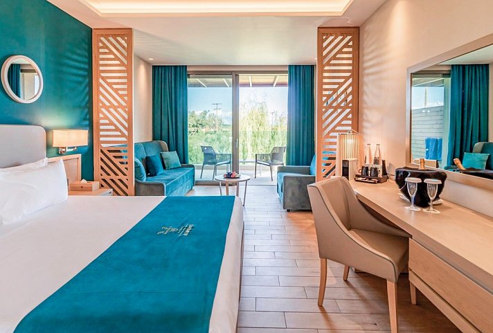 Almyros Beach Resort & Spa - Wohnbeispiel Juniorsuite Gartenblick (Zimmercodierung J1G)
