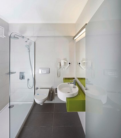 Lalila Blue Suites - Beispiel Bad Doppelzimmer Landblick (Zimmercodierungen DBL & DCL)