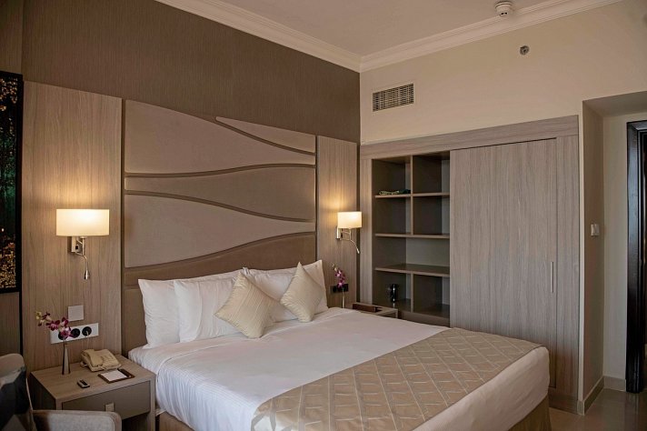 Two Seasons Hotel & Apartments