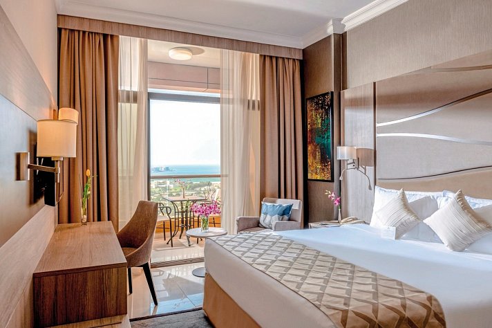 Two Seasons Hotel & Apartments