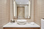 Hilton Garden Inn Dubai, Mall Avenue