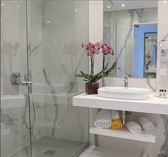 Ocean Gardens - Beispiel Bad Doppelzimmer Superior Buchtblick (Zimmercodierung DS1)