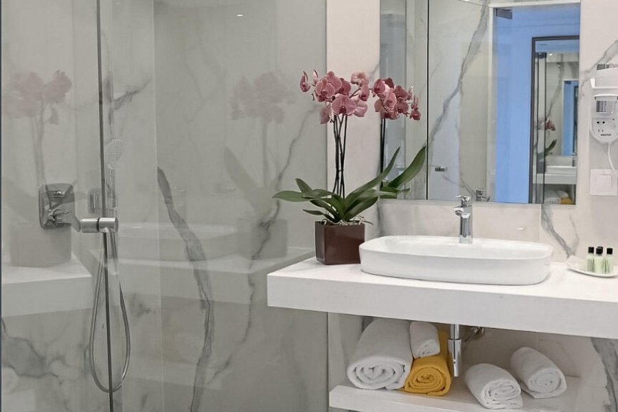 Ocean Gardens - Beispiel Bad Doppelzimmer Superior Buchtblick (Zimmercodierung DS1)