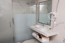 Ocean Gardens - Beispiel Bad Doppelzimmer Buchtblick (Zimmercodierung DB2)