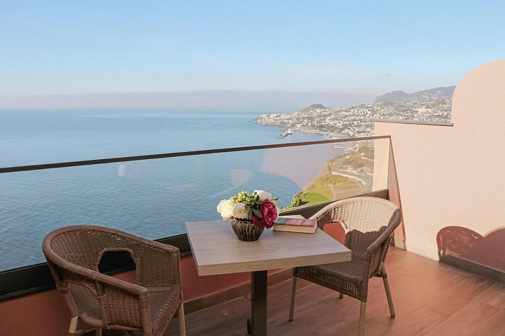 Ocean Gardens - Beispiel Balkon Doppelzimmer Buchtblick (Zimmercodierung DB2)