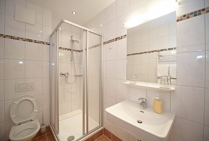 Hotel Restaurant Pariente - Beispiel Bad Standard (Zimmercodierungen DG1 & FG1)