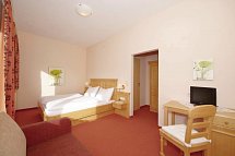 Hotel Restaurant Pariente - Wohnbeispiel Familienzimmer Standard (Zimmercodierungen FG1 & DG1)