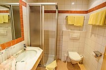 Aktivhotel Pehab - Beispiel Bad Familienzimmer Dachstein (Zimmercodierung FB1)