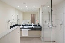 Best Western Premier Castanea Resort Hotel - Beispiel Bad Doppelzimmer Deluxe Loggia (Zimmercodierung DD4)